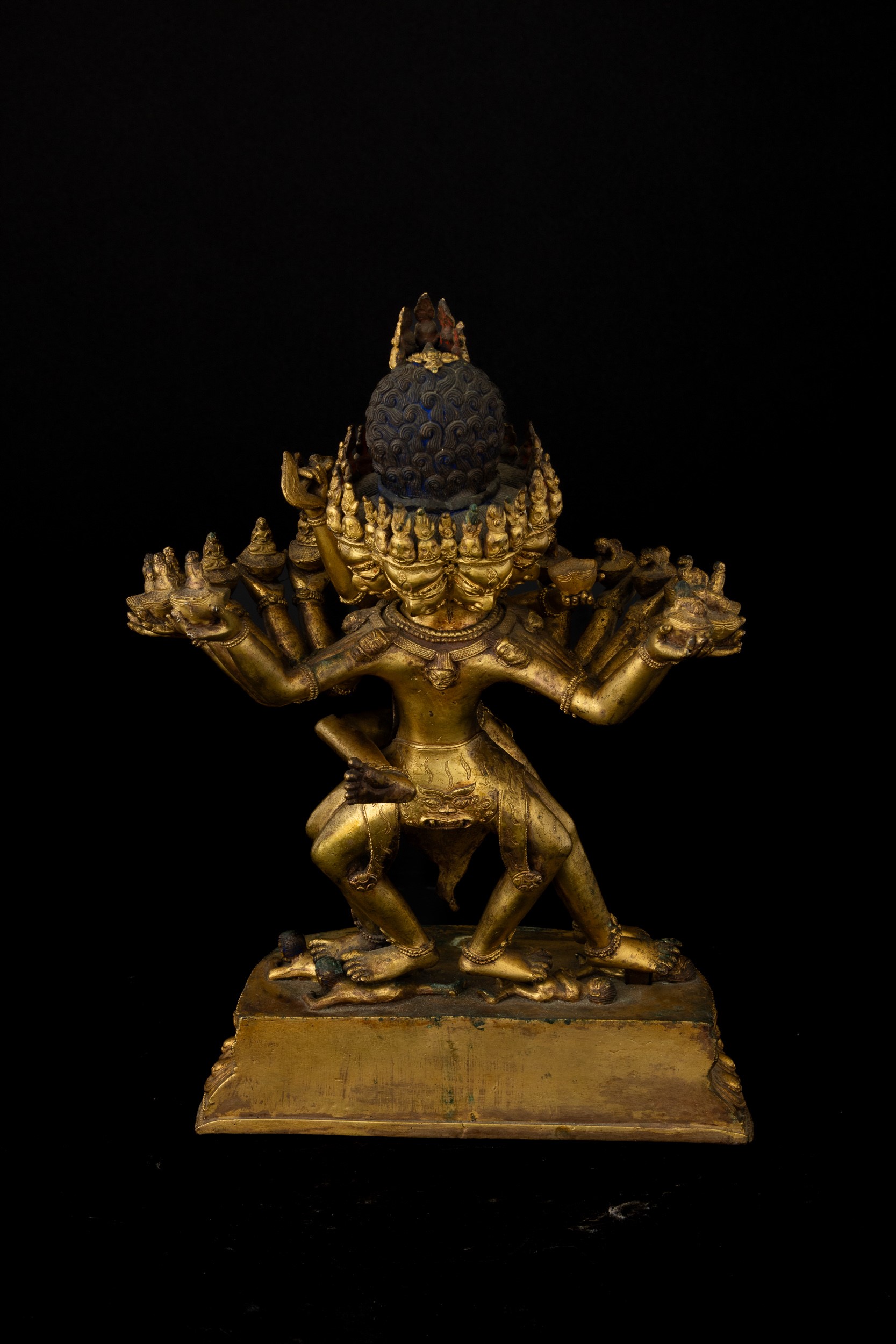 Figura di Guhyasamaja in Yab-yum Stante su Doppio Fiore di Loto in Bronzo Dorato con Tracce di Po...
