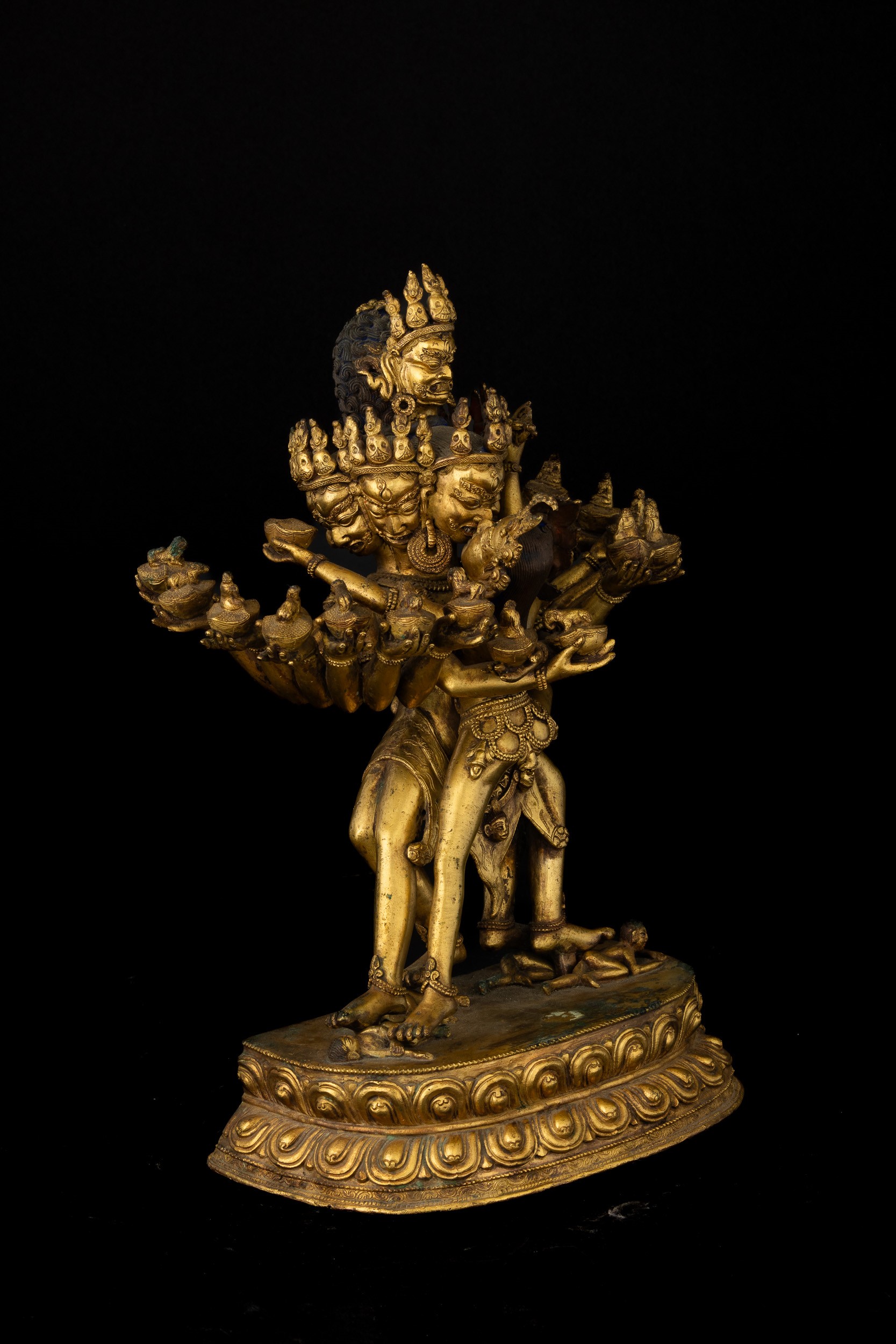 Figura di Guhyasamaja in Yab-yum Stante su Doppio Fiore di Loto in Bronzo Dorato con Tracce di Po...