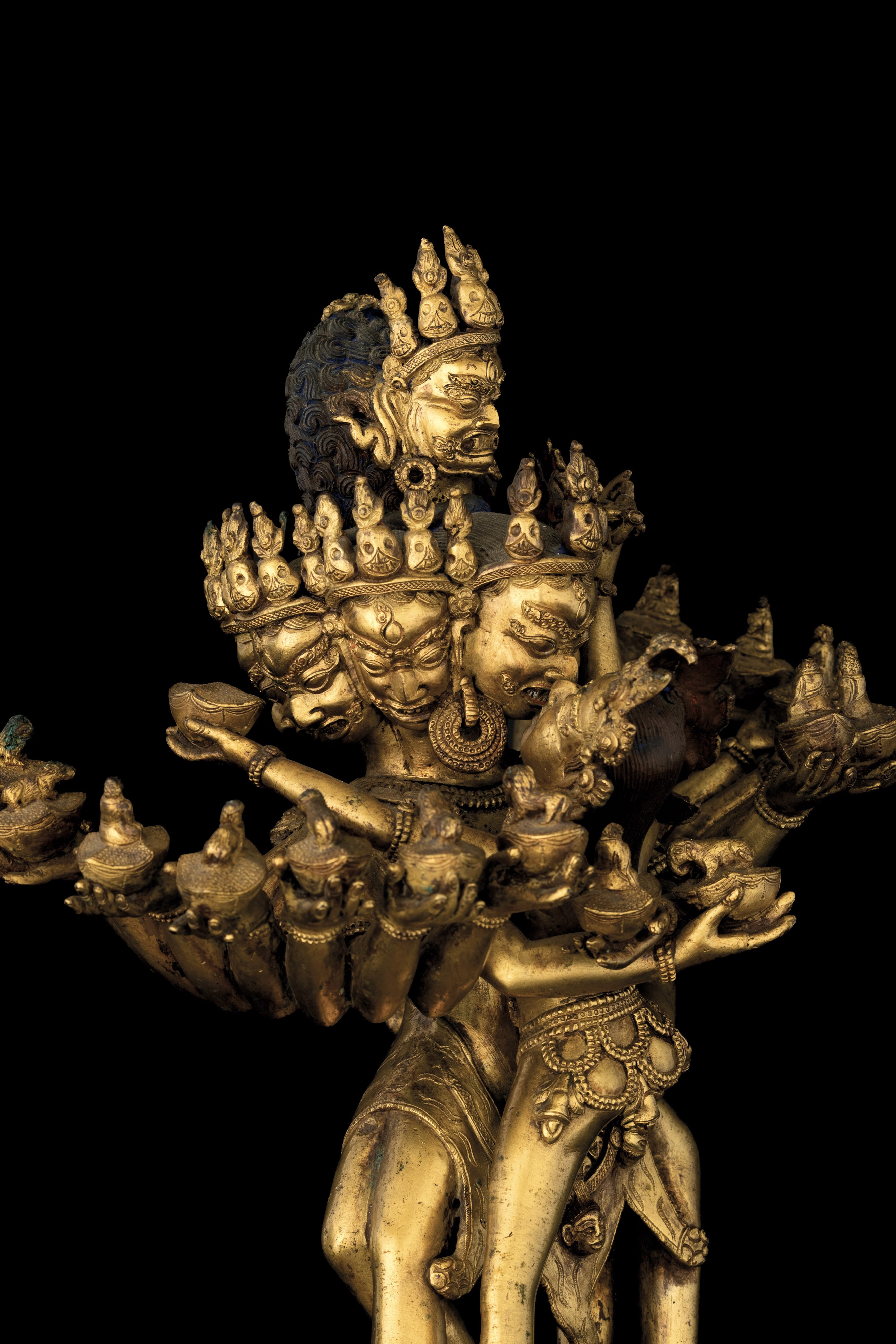 Figura di Guhyasamaja in Yab-yum Stante su Doppio Fiore di Loto in Bronzo Dorato con Tracce di Po...