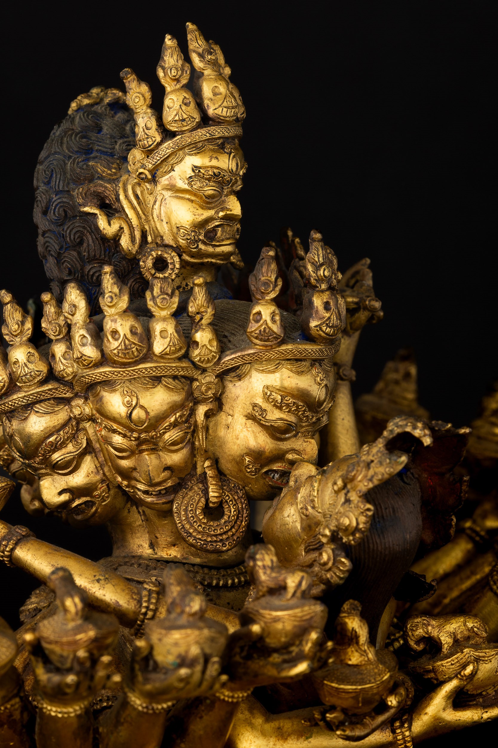 Figura di Guhyasamaja in Yab-yum Stante su Doppio Fiore di Loto in Bronzo Dorato con Tracce di Po...