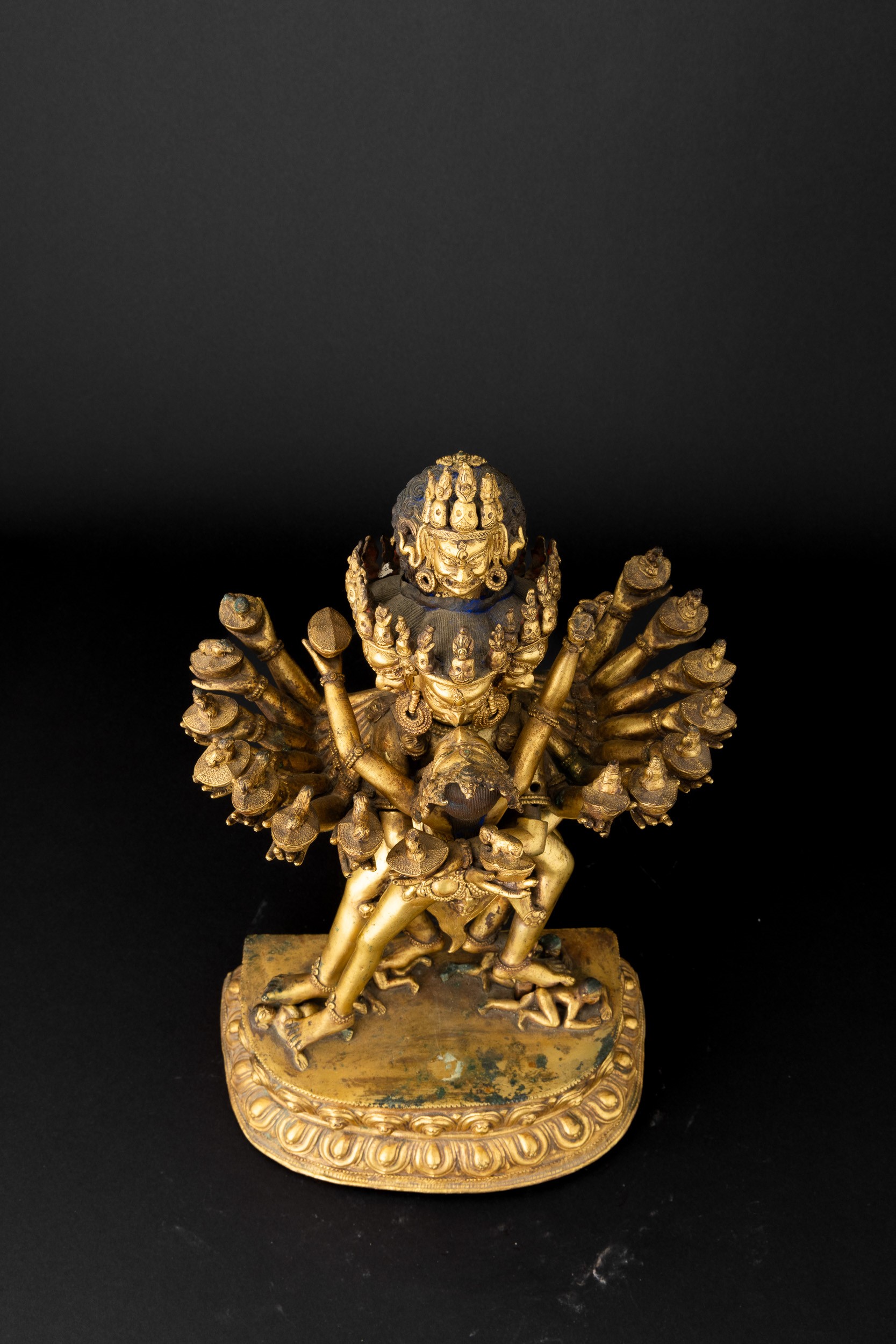 Figura di Guhyasamaja in Yab-yum Stante su Doppio Fiore di Loto in Bronzo Dorato con Tracce di Po...