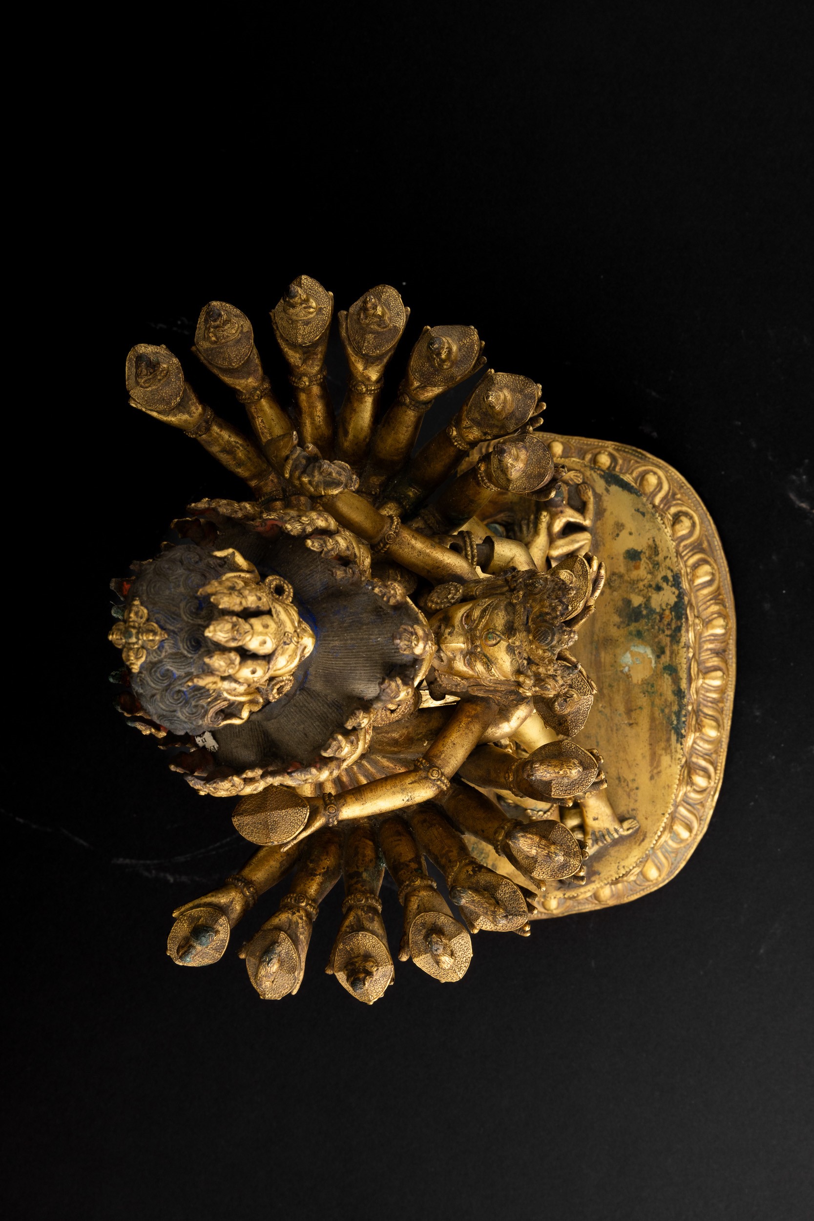 Figura di Guhyasamaja in Yab-yum Stante su Doppio Fiore di Loto in Bronzo Dorato con Tracce di Po...