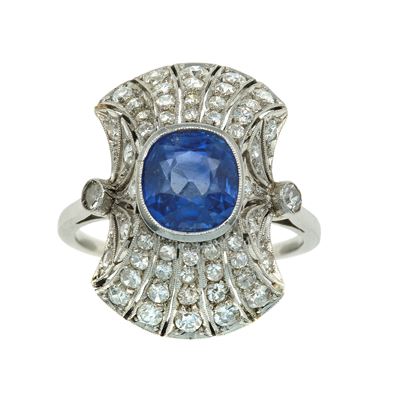 Anello in platino con zaffiro dello Sri Lanka (ct 2,90 circa) e piccoli diamanti