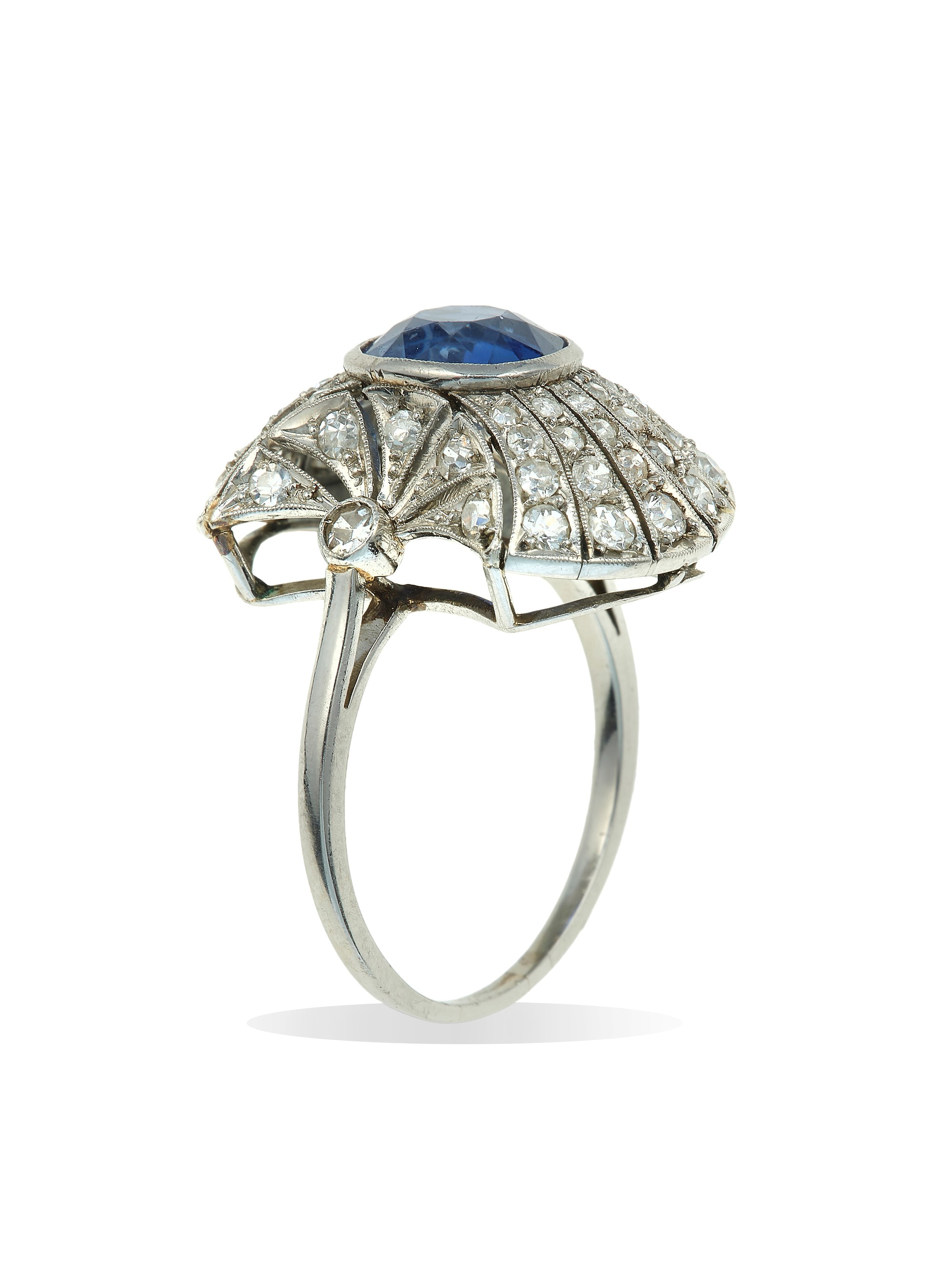 Anello in platino con zaffiro dello Sri Lanka (ct 2,90 circa) e piccoli diamanti