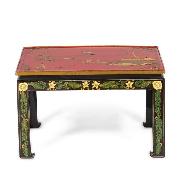 Tavolino in legno laccato e dorato. Cina, XX secolo