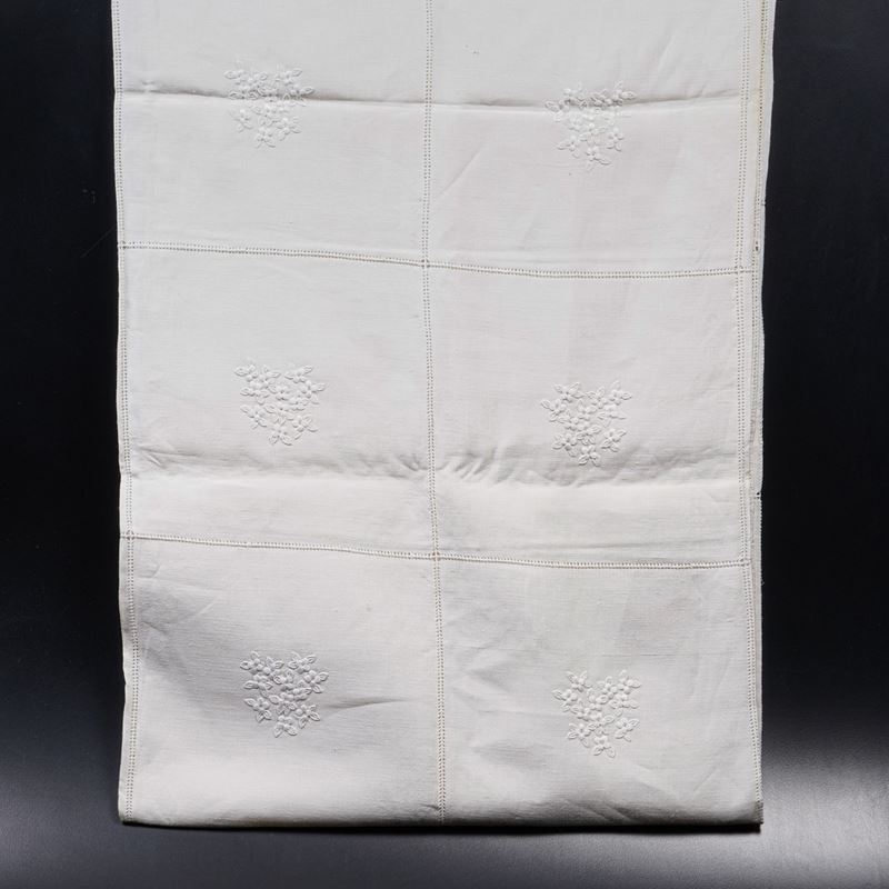 Tovaglia con 12 tovaglioli.  - Asta Arredo per la Tavola - Cambi Casa d'Aste