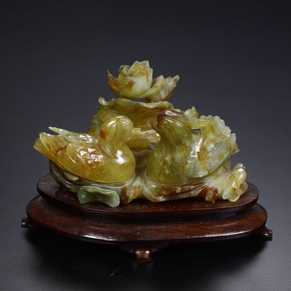 Statuina della fertilità in giada con base in legno. XX secolo