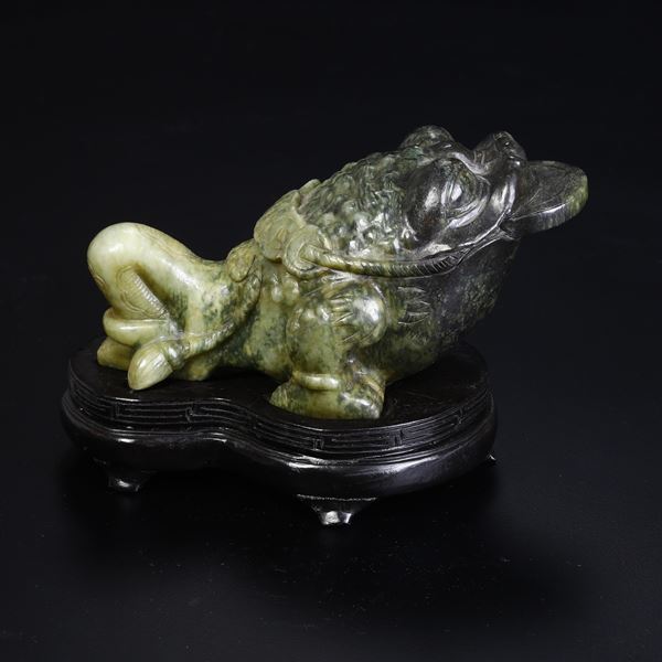 Rana in giada con base in legno. XX secolo