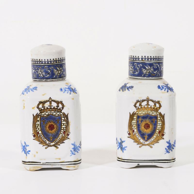 Coppia di bottiglie porta tè. Francia, inizi del XX secolo.  - Asta Ceramiche e vetri  - Cambi Casa d'Aste