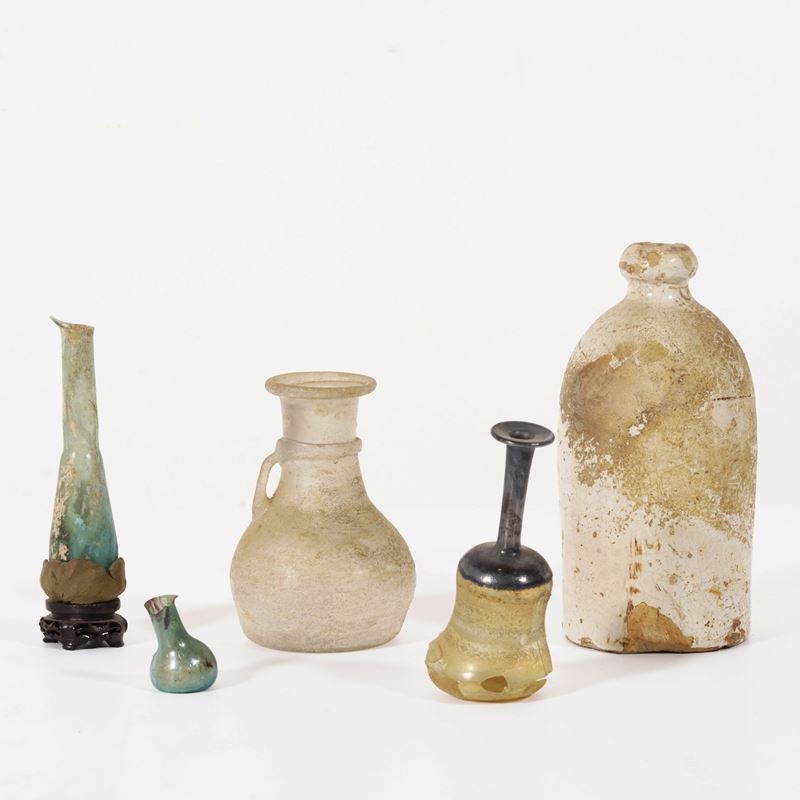 Quattro ampolle in vetro e una bottiglia in ceramica  - Auction Antique - Cambi Casa d'Aste