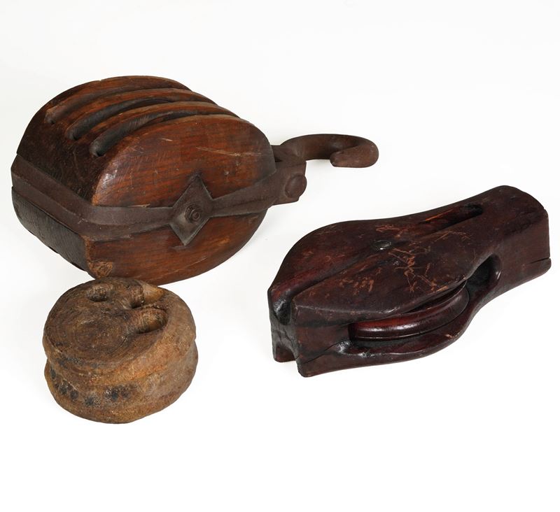 Lotto composto da due bozzelli in legno ed altro elemento di bozzello, inizio XX secolo  - Asta Arte Marinara - Cambi Casa d'Aste
