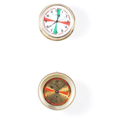 Due Orologi da Parete, di Cui uno È Moderno