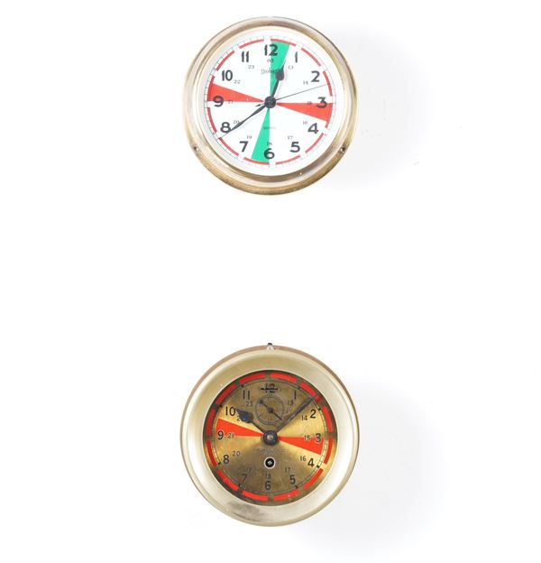 Due orologi da parete, di cui uno è moderno