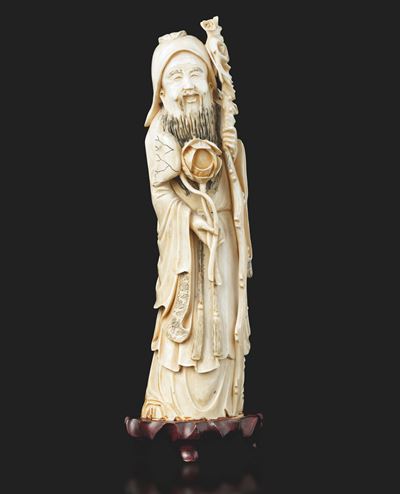 Scultura Raffigurante Santone in Avorio Elefantino con Base in Legno, Cina, Inizio XX Secolo con ...