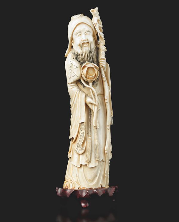 Scultura raffigurante Santone in avorio elefantino con base in legno, Cina, inizio XX secolo con certificazione CITES