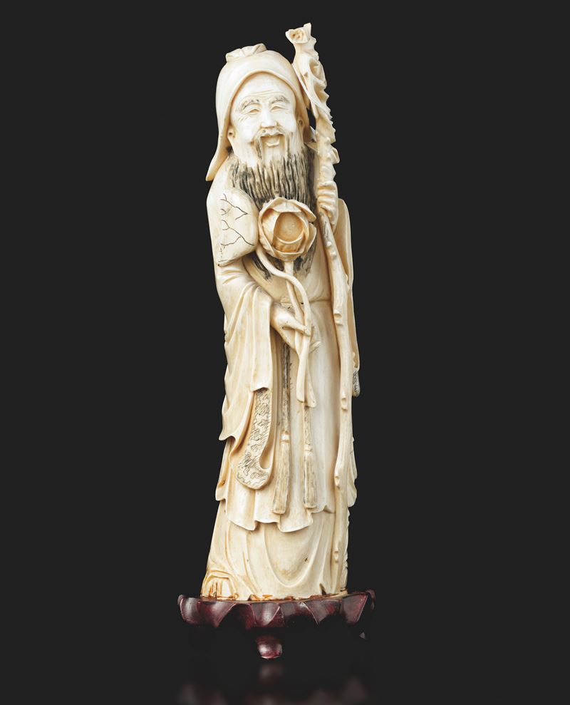 Scultura raffigurante Santone in avorio elefantino con base in legno, Cina, inizio XX secolo con certificazione CITES  - Asta Arte Orientale - II - Cambi Casa d'Aste