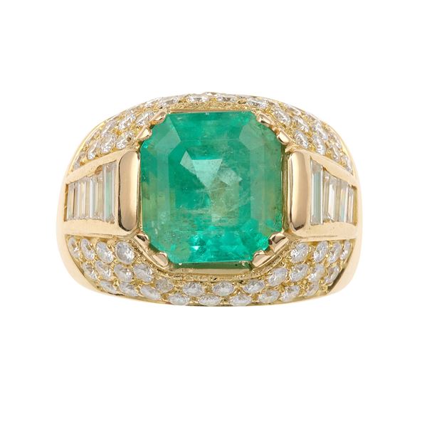 Anello con smeraldo Colombia di ct 5.50 circa e diamanti a contorno