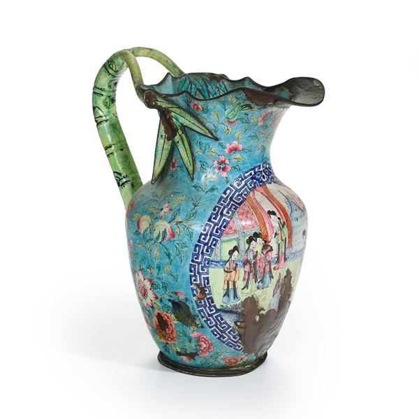 Caraffa a smalti policromi cloisonné con scena di corte entro riserva e decori a motivi floreali, Cina, XX secolo