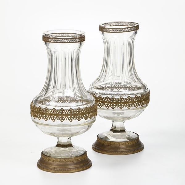 Coppia di vasi Impero in vetro con ghiere in bronzo dorato. XIX-XX secolo