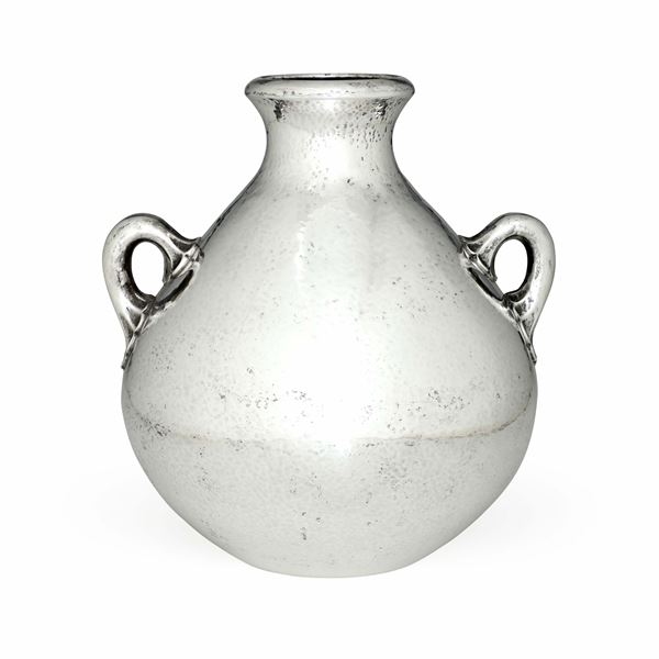 Vaso biansato. Argenteria artistica milanese del XX secolo. Argentiere Eros Genazzi