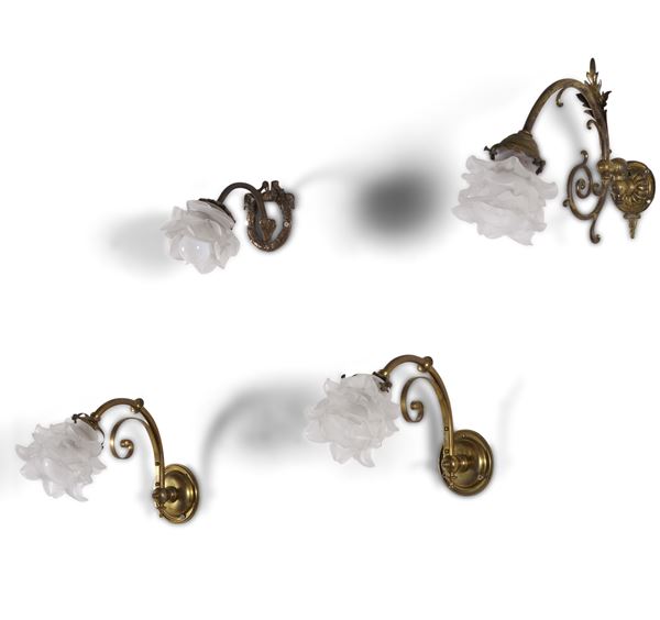 Quattro appliques in metallo dorato e diffusore in vetro satinato. XX secolo