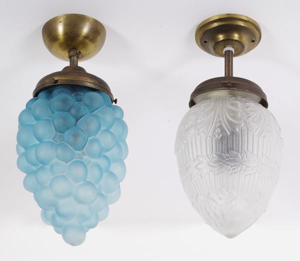 Due lampadari con struttura in ottone e diffusore in vetro satinato. XX secolo