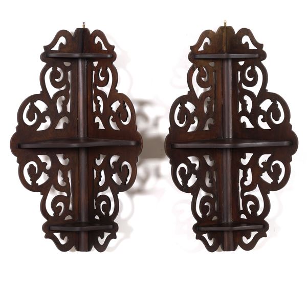 Coppia di mensole angolari in noce intagliato e traforato. XX secolo