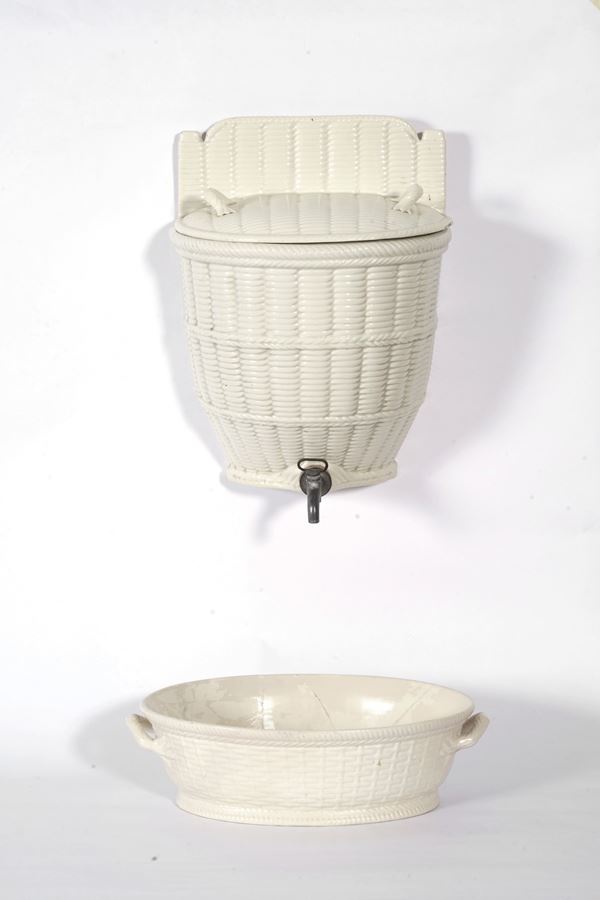 Lavamani e bacinella in ceramica smaltata bianca in forma di un cesto di vimini. XX secolo