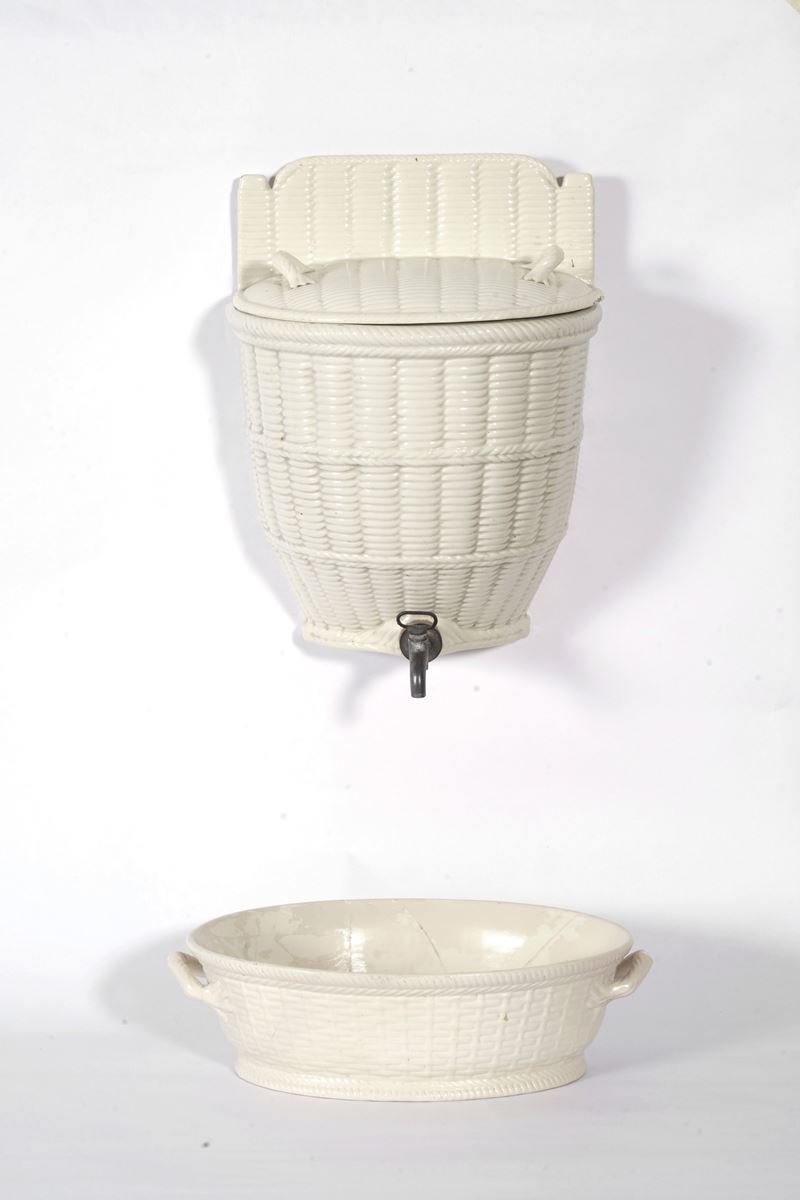 Lavamani e bacinella in ceramica smaltata bianca in forma di un cesto di vimini. XX secolo  - Asta Fabio Fazio, arredi e ricordi di una casa di campagna - Cambi Casa d'Aste