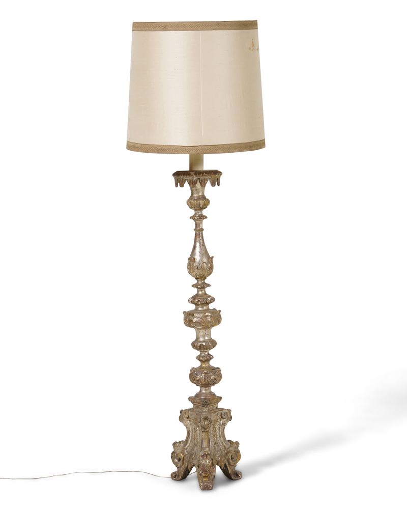 Torciera tornita in legno intagliato e argentato. XVIII secolo  - Asta Fabio Fazio, arredi e ricordi di una casa di campagna - Cambi Casa d'Aste