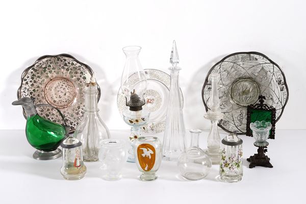 Lotto di oggetti in vetro di varie epoche e manifatture