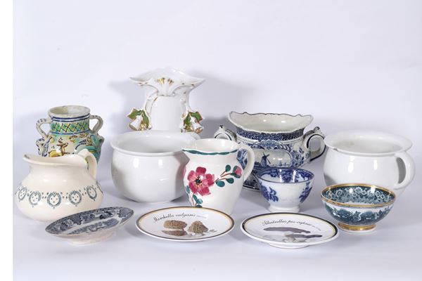 Lotto di oggetti vari in ceramica bianca e policroma. XX secolo