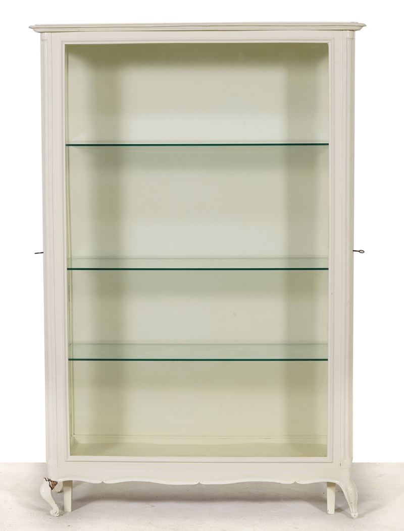 Vetrina in legno dipinto. XX secolo  - Asta Fabio Fazio, arredi e ricordi di una casa di campagna - Cambi Casa d'Aste