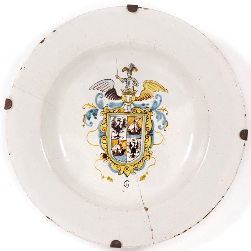 Piatto stemmato in maiolica. XIX-XX secolo   - Auction Fabio Fazio, furniture and memories of a country house - Cambi Casa d'Aste