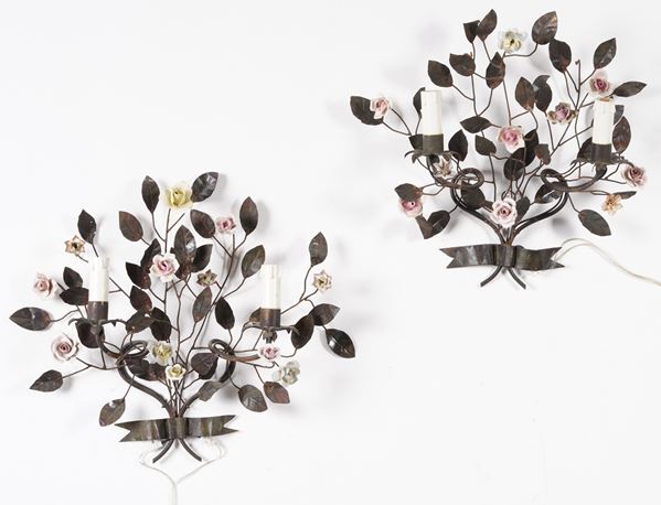 Coppia di appliques in metallo con fiori in porcellana. XX secolo