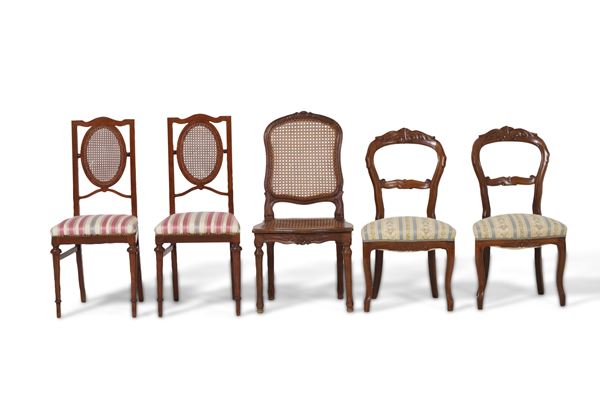 Lotto di cinque sedie in legno intagliato, tra cui due coppie. XIX secolo