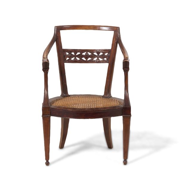 Sedia in legno con schienale intagliato e seduta in cannetè. XIX secolo