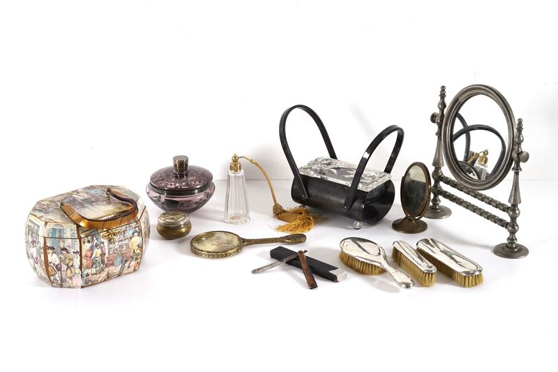 Lotto di diversi oggetti da toilette. Materiali ed epoche differenti  - Auction Fabio Fazio, furniture and memories of a country house - Cambi Casa d'Aste