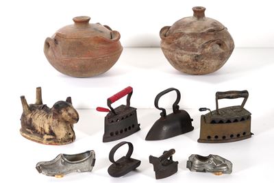 Lotti di Ferri da Stiro, Due Contenitori di Terracotta e Burriere