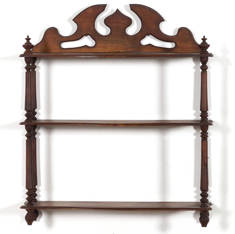 Etagère pensile in legno intagliato. XX secolo  - Asta Fabio Fazio, arredi e ricordi di una casa di campagna - Cambi Casa d'Aste