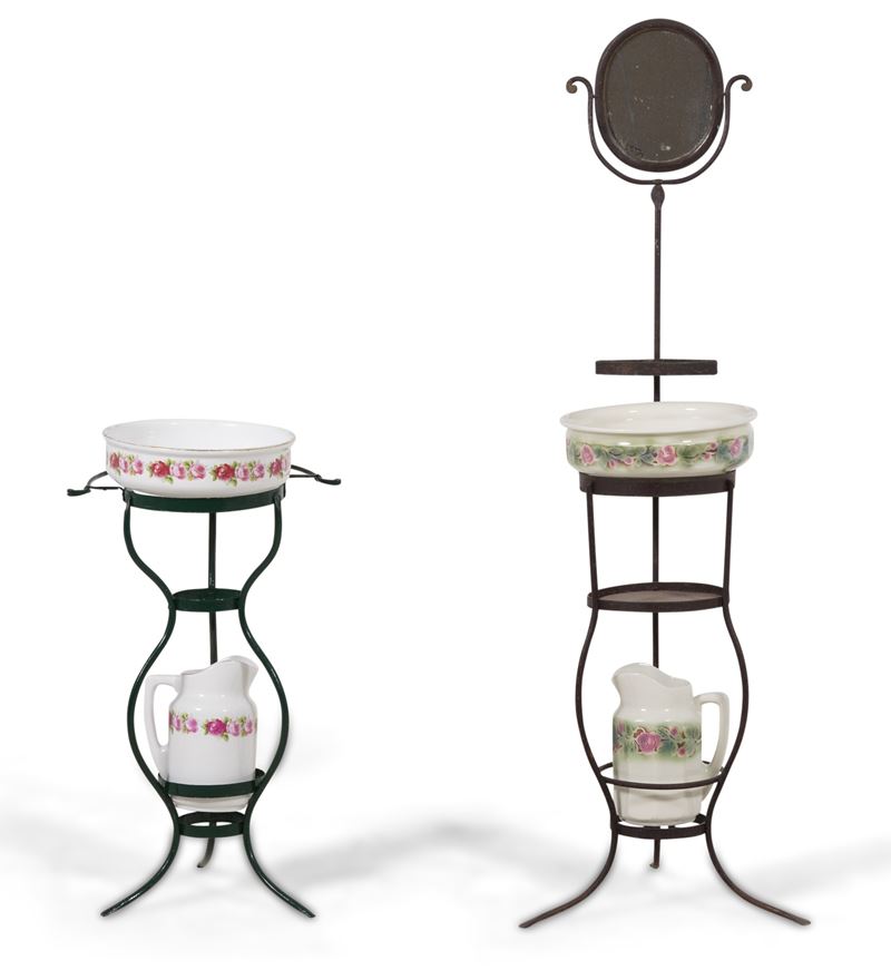 Due set da toilette in ferro battuto e ceramica. XX secolo  - Auction Fabio Fazio, furniture and memories of a country house - Cambi Casa d'Aste