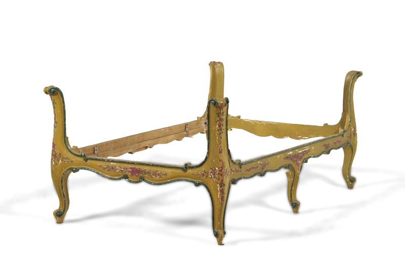 Letto a cartoccio in legno laccato verde e oro. XIX secolo  - Asta Fabio Fazio, arredi e ricordi di una casa di campagna - Cambi Casa d'Aste