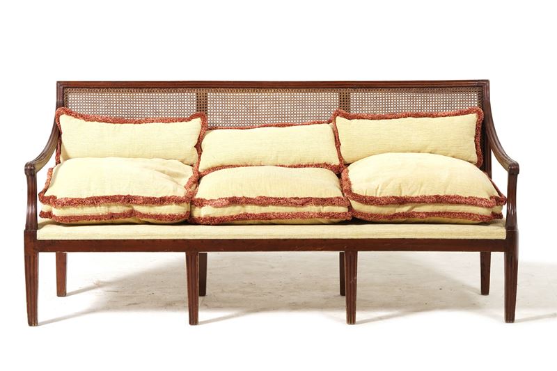 Divano a tre posti in legno intagliato. XVIII-XIX secolo  - Asta Fabio Fazio, arredi e ricordi di una casa di campagna - Cambi Casa d'Aste