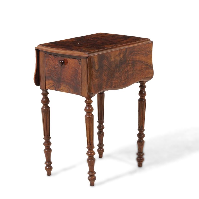 Tavolino ad alette lastronato in radica. XIX-XX secolo  - Auction Fabio Fazio, furniture and memories of a country house - Cambi Casa d'Aste