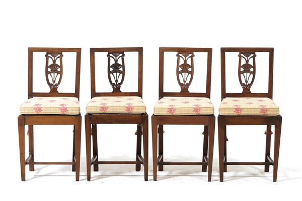 Quattro sedie con schienale a cartella intagliata. XIX secolo