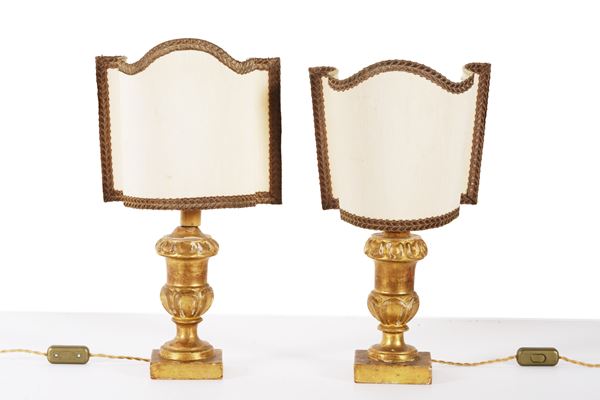 Coppia di lampade da tavolo in legno intagliato e dorato. XVIII-XIX secolo