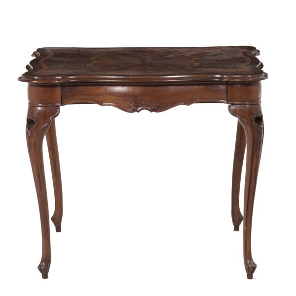 Tavolo in legno intagliato e legno intarsiato. XIX secolo