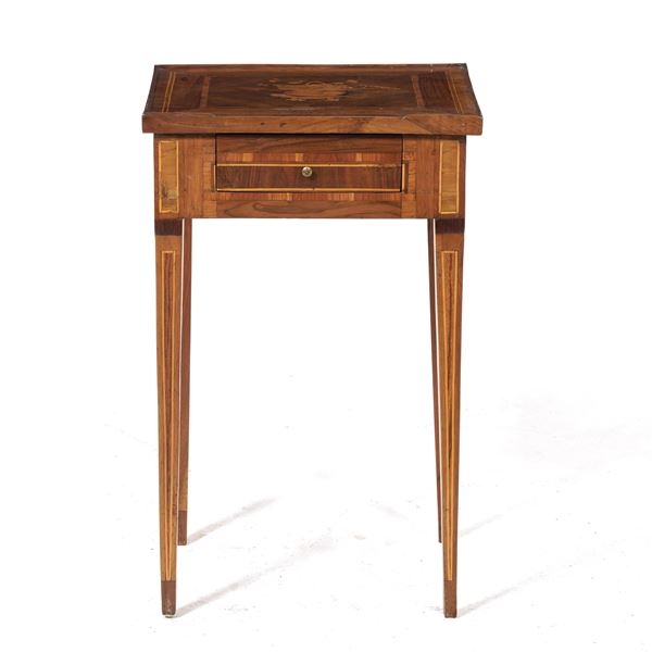 Tavolino in legno lastronato e filettato. XVIII-XIX secolo