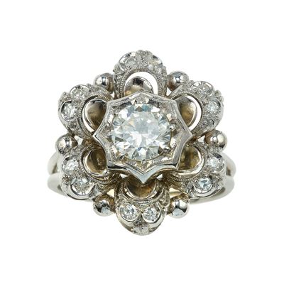 Anello in oro bianco 750/1000 con diamante centrale taglio brillante, ct 0.80 circa e diamanti “h...