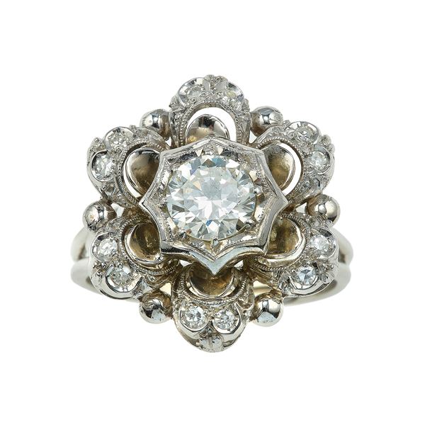 Anello con diamante centrale taglio brillante di ct 0.80 circa e diamanti taglio huit-huit a contorno